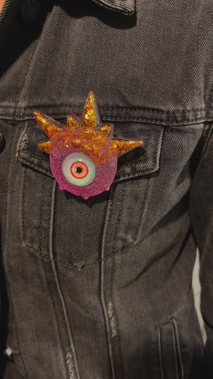 Eyeball brooch, monster evil eye brooch, handmade pink and gold brooch, edgy unique quirky pastel goth brooch in resin, Model Spiky.