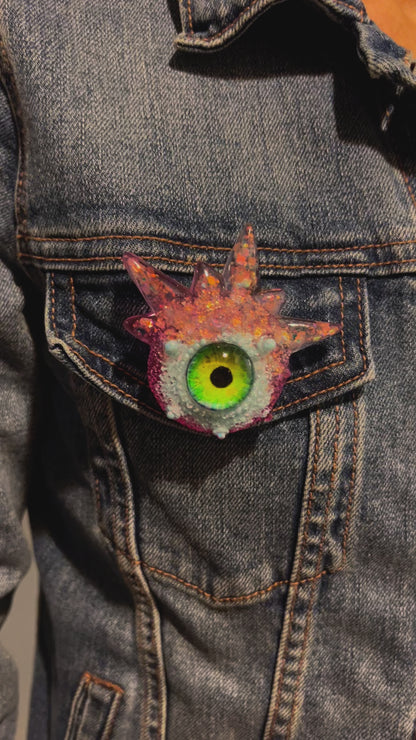 Eyeball brooch, monster evil eye brooch , edgy unique quirky pastel goth brooch in resin, spooky jewelry, horror brooch, Model Spiky.